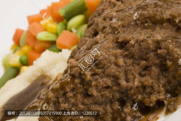 肉餅配土豆泥和蔬菜