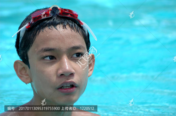 男孩在游泳池