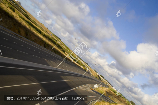 在高速公路云景