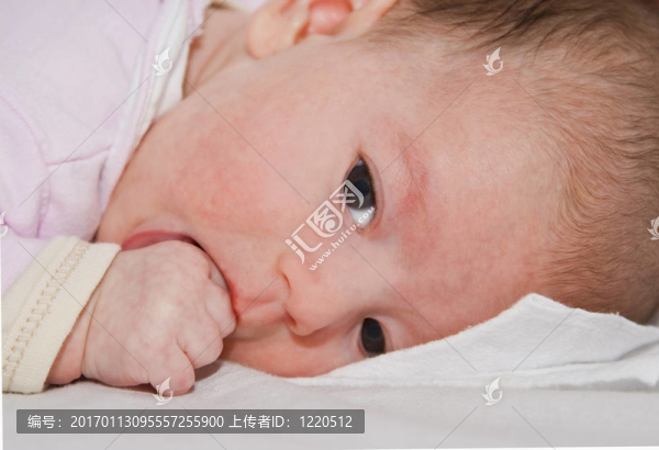 嬰兒吮吸她的拇指
