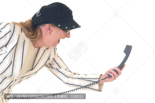 憤怒的商人在打電話