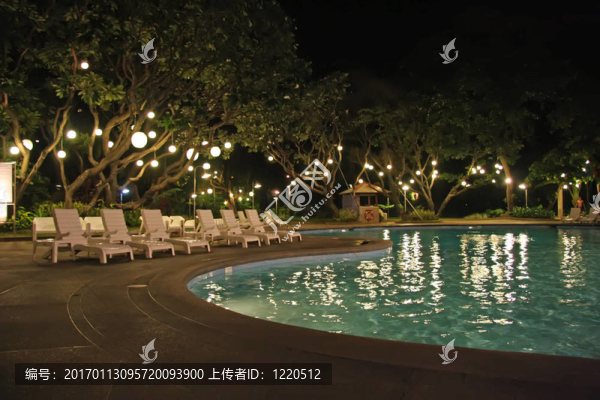 夜間游泳池