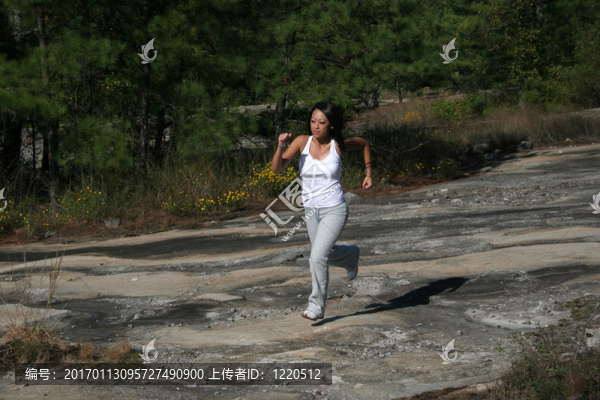 漂亮的女人跑了
