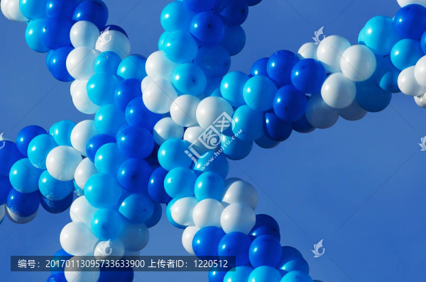 白色和藍(lán)色的氣球