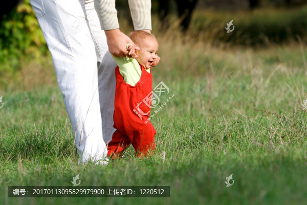 父親和兒子在公園里