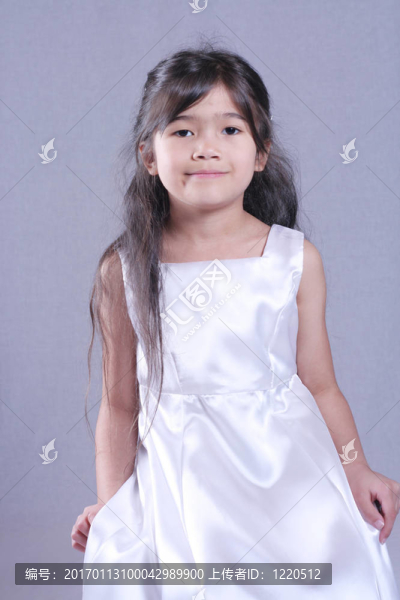 穿著白色緞面禮服的女孩