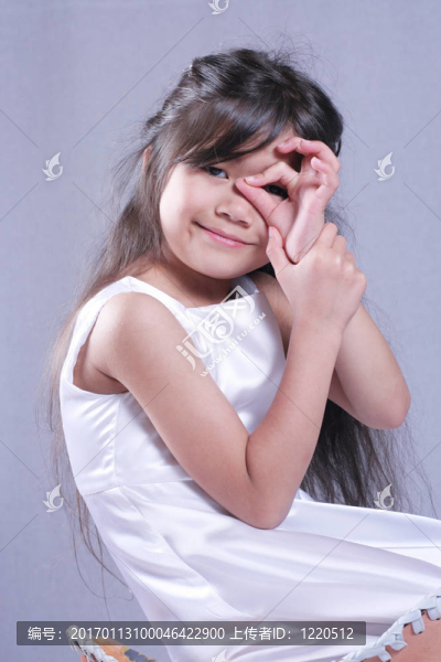 穿著白色緞面禮服的女孩
