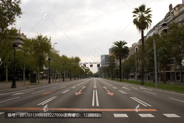 在擁擠的城市的空蕩蕩的道路