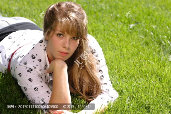 在草地上的嚴(yán)肅的少女