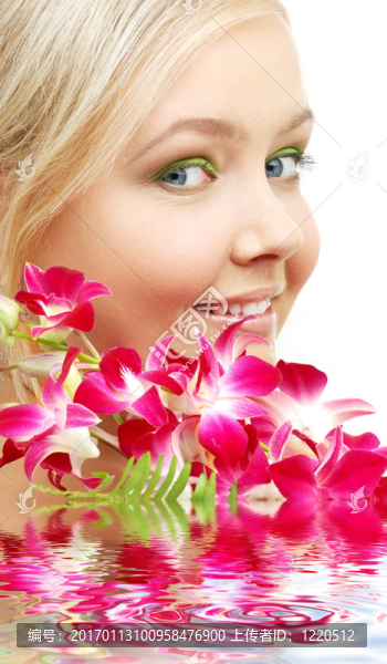 可愛的金發(fā)與蘭花在水里