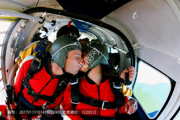 兩親飛機(jī)跳傘