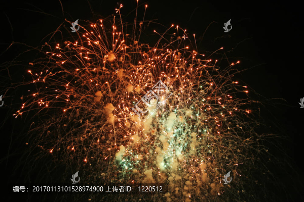 煙火的燈光和煙霧
