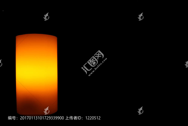 黑色背景上的電蠟燭