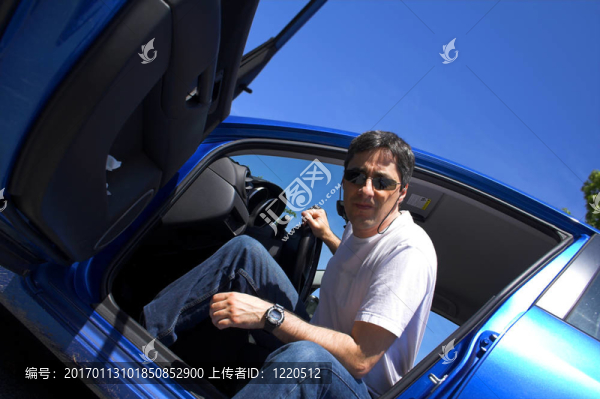 從車?yán)锍鰜? title=