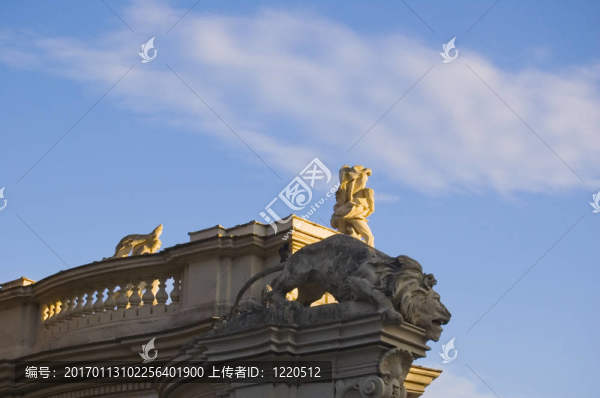 天空的雕像