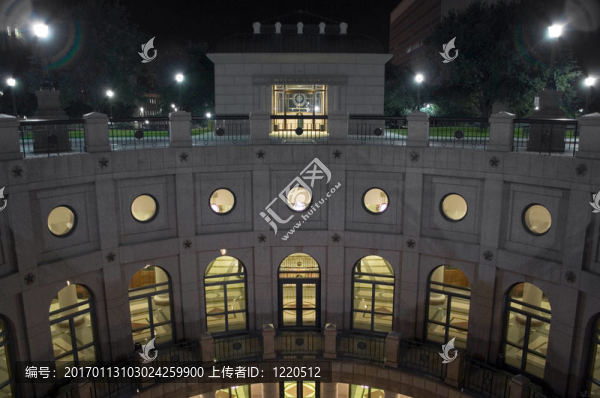 國(guó)家首都大廈在夜間