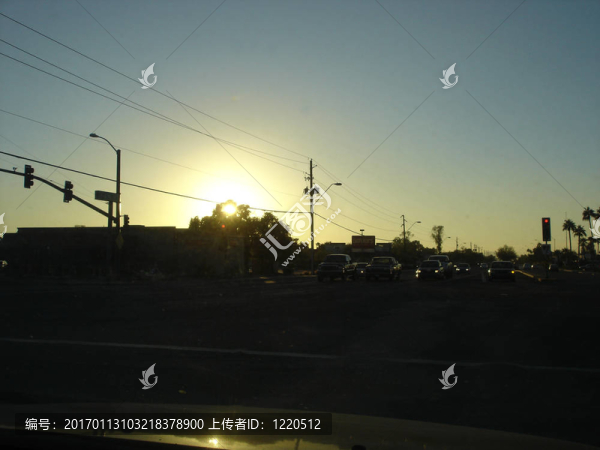 城市道路交叉中的黃昏