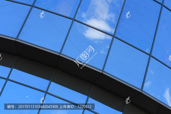 在窗戶的天空和云彩