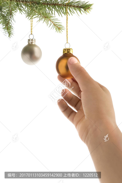 圣誕樹；手和球