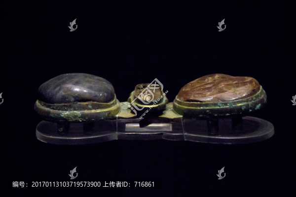 嵌寶石帶扣