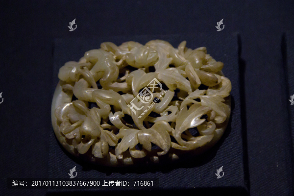 螭紋穿花帶飾