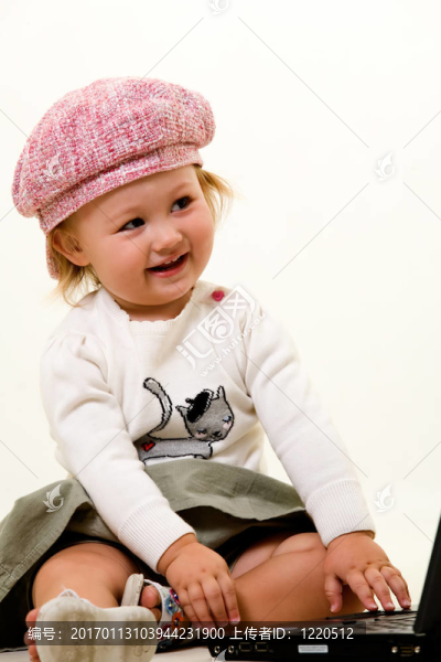 帶粉紅色帽子的嬰兒