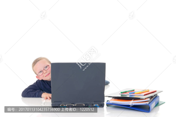 筆記本電腦上的小男孩