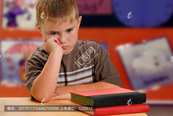 不快樂(lè)的孩子-匯圖網(wǎng) www.fosd68.com 不快樂(lè)的孩子