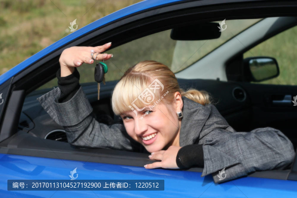 車里的年輕女人