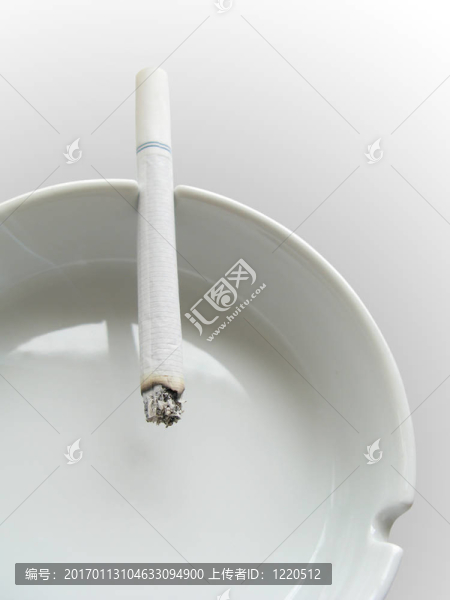 香煙和煙灰缸