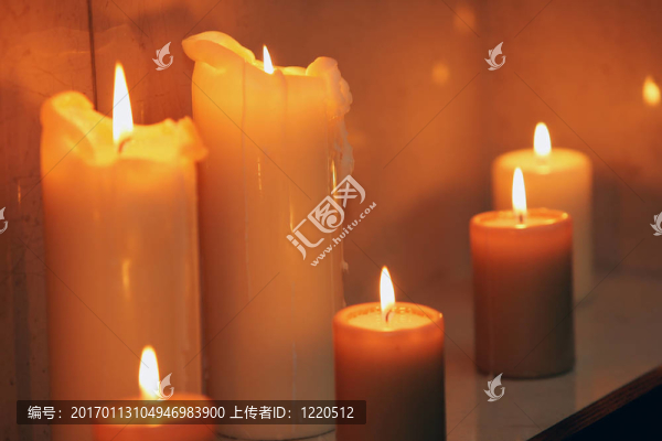 燃燒的蠟燭在一排