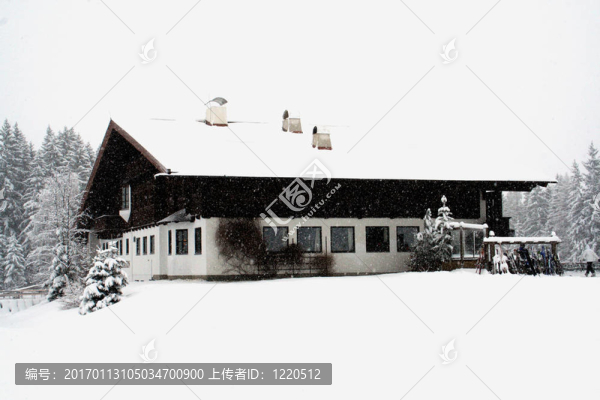 在暴風(fēng)雪的冬天小屋