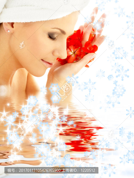 夫人與紅色的花瓣和雪花在水中