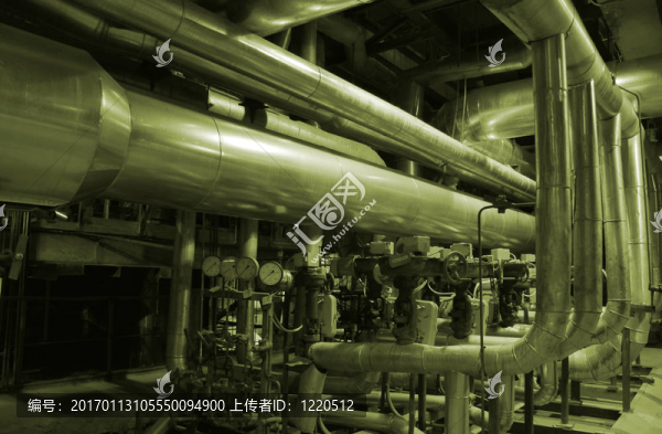 現(xiàn)代工業(yè)廠房內(nèi)發(fā)現(xiàn)的電纜和管道設(shè)備