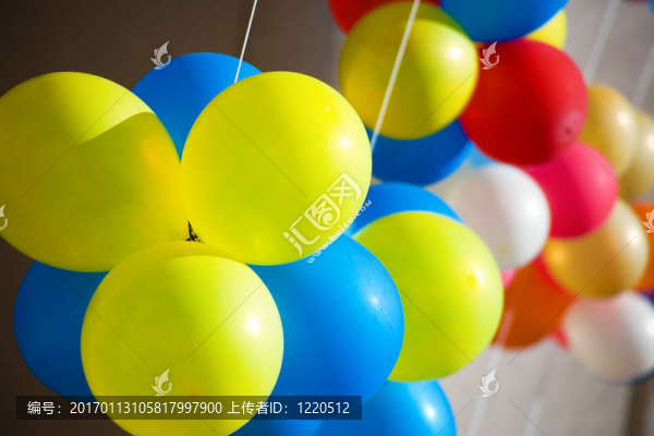 彩色氣球。