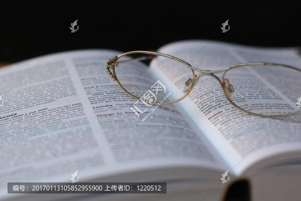 在書頁上的眼鏡