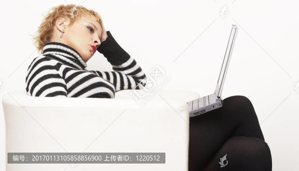 好blondgirl坐在電腦椅