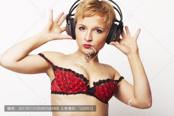 特寫的年輕和迷人的黨女孩與耳機(jī)肖像