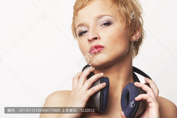 特寫(xiě)的年輕和迷人的黨女孩與耳機(jī)肖像