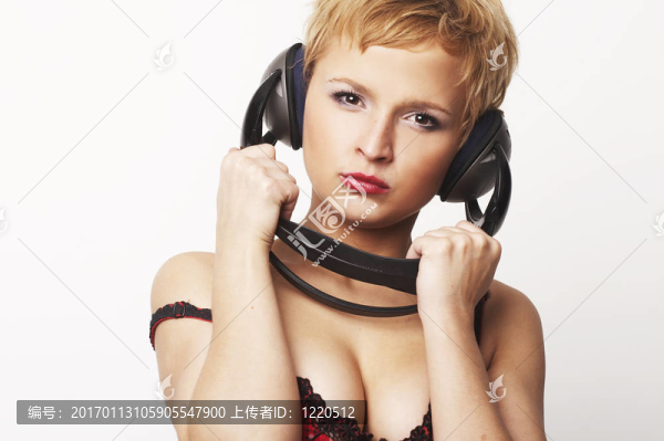 特寫(xiě)的年輕和迷人的黨女孩與耳機(jī)肖像
