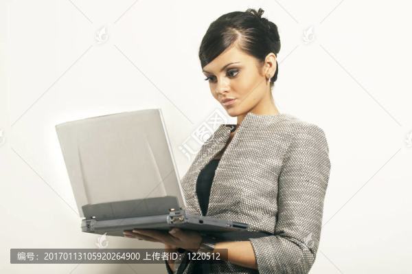 筆記本電腦用深色的女商人