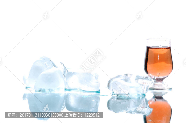 有冰的黃金酒精飲料