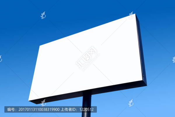 白色的空白廣告牌和藍色的天空。