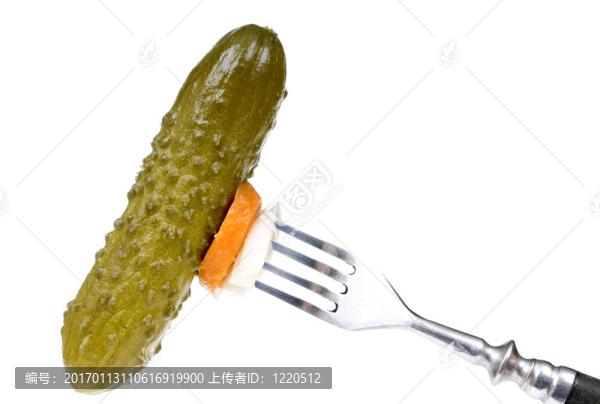 叉子上的腌黃瓜