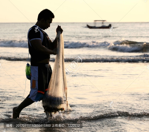 人在夕陽中釣魚