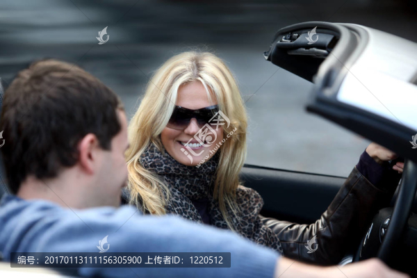 在車里的夫婦