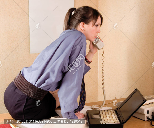 商務(wù)女人和電話