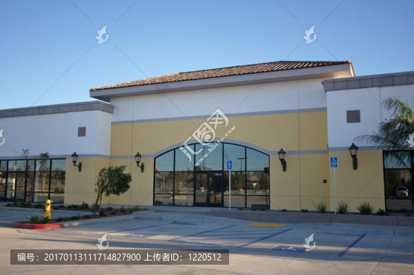 新的空置零售建筑