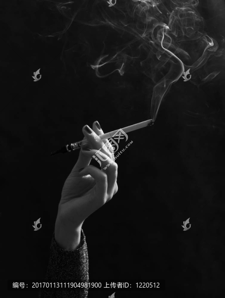 用香煙的手