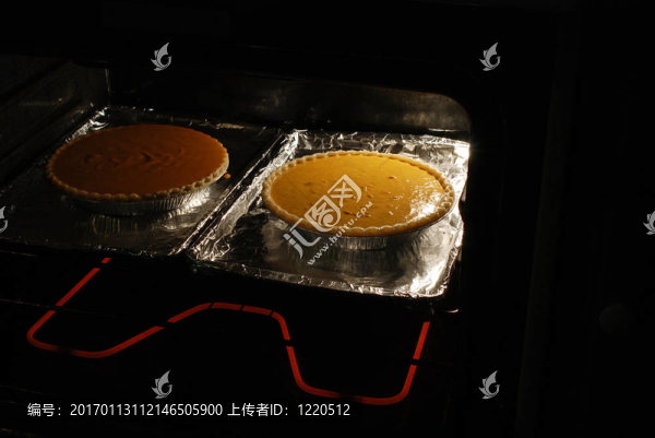 烤箱里的南瓜派